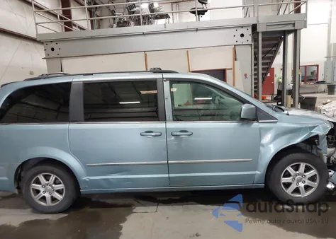 2010 Chrysler Town & Country Touring from USA, damaged, VIN 2A4RR5DX1AR241794